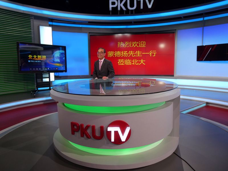 Mr David Mong visited the broadcasting room in Mong Man Wai Building.